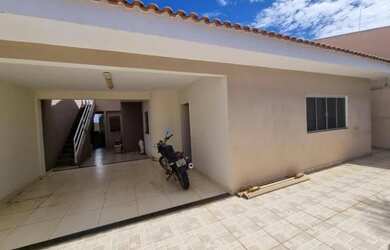 Imagem: A casa possui 3 Dormitórios, 2 Banheiros, 1 Vaga na garagem