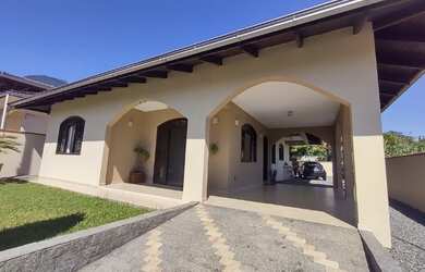 Imagem: A casa possui 2 Dormitórios, 2 Banheiros, 2 Vagas na garagem