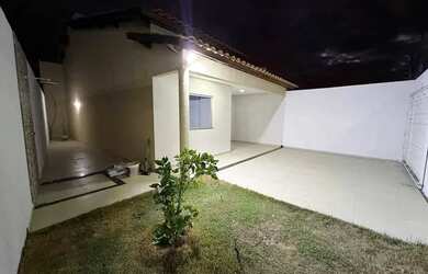 Imagem: A casa possui 3 Dormitórios, 2 Banheiros, 2 Vagas na garagem