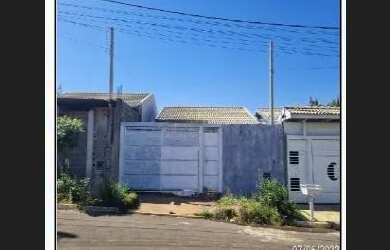 Imagem: A casa possui 2 Dormitórios, 1 Banheiro, 1 Vaga na garagem