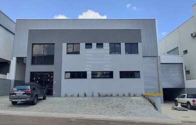 Imagem: O depósito possui 5 Vagas na garagem, 674m² de Área e Área