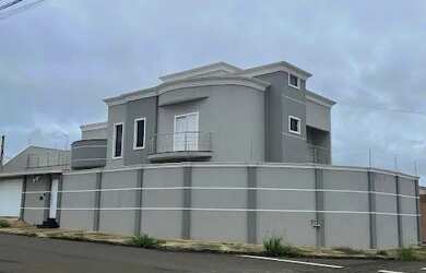 Imagem: A casa possui 4 Dormitórios, 4 Banheiros, 3 Vagas na garagem