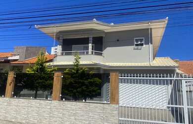 Imagem: A casa possui 4 Dormitórios, 4 Banheiros, 4 Vagas na garagem