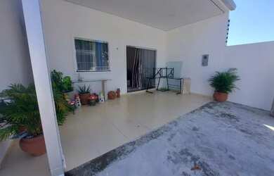 Imagem: A casa possui 2 Dormitórios, 1 Banheiro, 2 Vagas na garagem