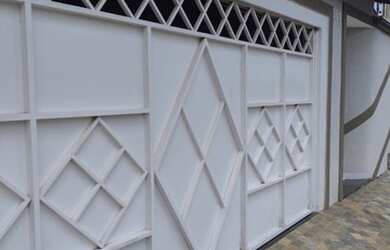 Imagem: A casa possui 3 Dormitórios, 2 Banheiros, 2 Vagas na garagem