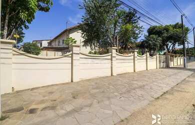 Imagem: A casa possui 2 Dormitórios, 1 Banheiro, 2 Vagas na garagem