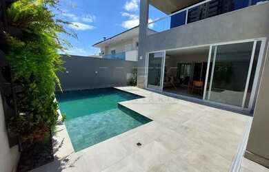 Imagem: A casa em condomínio possui 5 Dormitórios, 5 Banheiros, 3