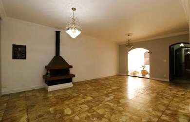 Imagem: A casa possui 4 Dormitórios, 5 Banheiros, 5 Vagas na garagem