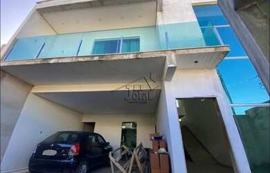 Imagem: A casa possui 3 Dormitórios, 2 Banheiros, 2 Vagas na garagem