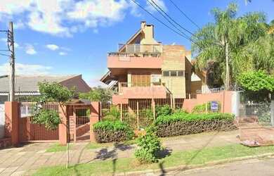 Imagem: A casa possui 3 Dormitórios, 3 Banheiros, 461m² de Área e