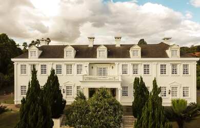 Imagem: A casa possui 5 Dormitórios, 5 Banheiros, 4 Vagas na garagem