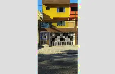 Imagem: A casa possui 3 Dormitórios, 3 Banheiros, 2 Vagas na garagem