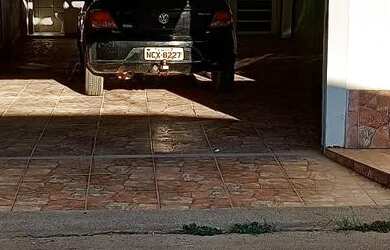 Imagem: A casa possui 2 Dormitórios, 2 Banheiros, 2 Vagas na garagem