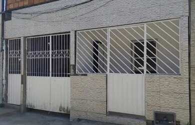 Imagem: A casa possui 3 Dormitórios, 1 Banheiro, 1 Vaga na garagem