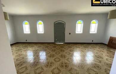 Imagem: A casa possui 3 Dormitórios, 2 Banheiros, 3 Vagas na garagem