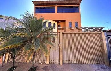 Imagem: A casa possui 4 Dormitórios, 3 Banheiros, 3 Vagas na garagem