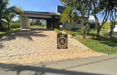 Imagem: A casa em condomínio possui 4 Dormitórios, 4 Banheiros, 4