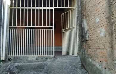 Imagem: A casa possui 5 Dormitórios, 1 Banheiro, 1 Vaga na garagem