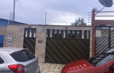 Imagem: A casa possui 3 Dormitórios, 1 Banheiro, 2 Vagas na garagem