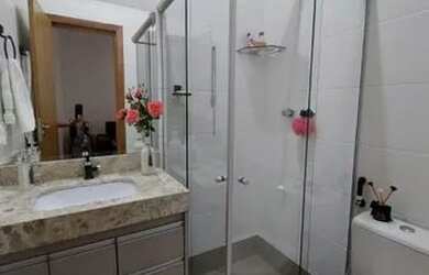 Imagem: A casa possui 3 Dormitórios, 4 Banheiros, 2 Vagas na garagem