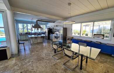 Imagem: A casa possui 4 Dormitórios, 5 Banheiros, 3 Vagas na garagem