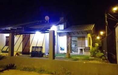 Imagem: A casa possui 2 Dormitórios, 1 Banheiro, 1 Vaga na garagem