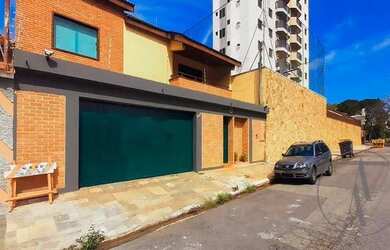 Imagem: A casa possui 4 Dormitórios, 5 Banheiros, 3 Vagas na garagem