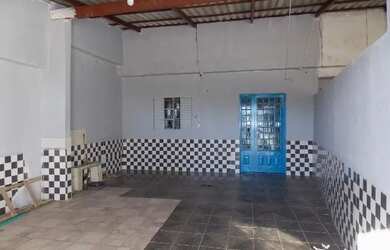 Imagem: A casa possui 4 Dormitórios, 2 Banheiros, 3 Vagas na garagem