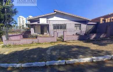 Imagem: A casa possui 3 Dormitórios, 2 Banheiros, 3 Vagas na garagem