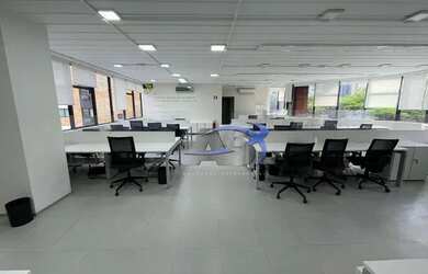 Imagem: O depósito possui 4 Vagas na garagem, 294m² de Área, Imóvel