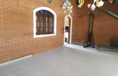 Imagem: A casa possui 2 Dormitórios, 2 Banheiros, 3 Vagas na garagem