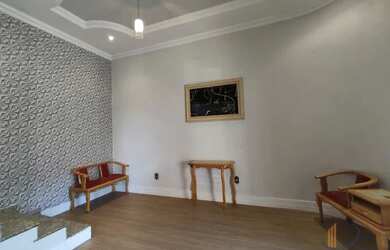 Imagem: A casa possui 4 Dormitórios, 3 Banheiros, 3 Vagas na garagem