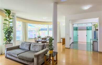 Imagem: A casa possui 5 Dormitórios, 5 Banheiros, 5 Vagas na garagem