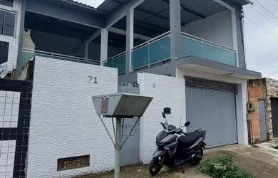 Imagem: A casa possui 3 Dormitórios, 3 Banheiros, 1 Vaga na garagem