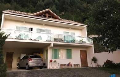 Imagem: A casa possui 3 Dormitórios, 4 Banheiros, 2 Vagas na garagem