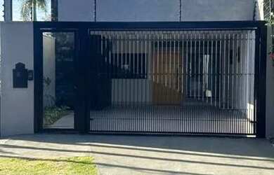 Imagem: A casa possui 3 Dormitórios, 2 Banheiros, 3 Vagas na garagem