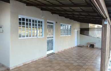 Imagem: A casa possui 3 Dormitórios, 2 Banheiros, 2 Vagas na garagem