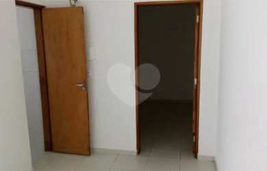 Imagem: A casa possui 1 Dormitório, 1 Banheiro, 1 Vaga na garagem