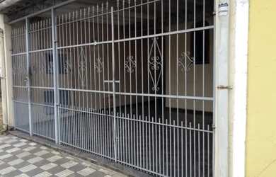 Imagem: A casa possui 2 Dormitórios, 2 Banheiros, 2 Vagas na garagem