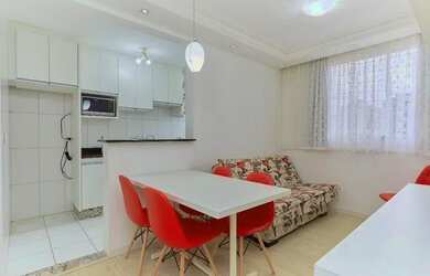 Imagem: O apartamento possui 2 Dormitórios, 1 Banheiro, 1 Vaga na garagem