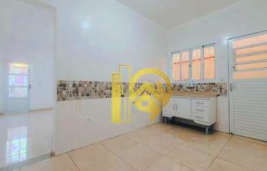 Imagem: A casa possui 1 Dormitório, 1 Banheiro, 2 Vagas na garagem