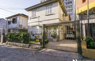 Imagem: A casa possui 3 Dormitórios, 1 Banheiro, 3 Vagas na garagem