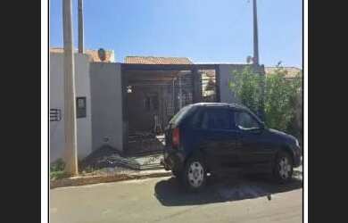 Imagem: A casa possui 2 Dormitórios, 1 Banheiro, 1 Vaga na garagem