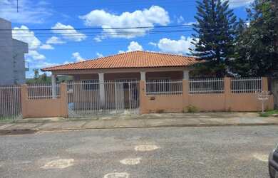 Imagem: A casa em condomínio possui 4 Dormitórios, 3 Banheiros, 5