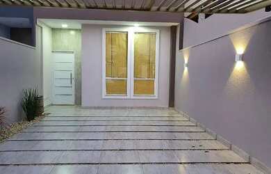 Imagem: A casa possui 3 Dormitórios, 2 Banheiros, 2 Vagas na garagem