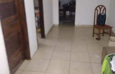 Imagem: A casa possui 2 Dormitórios, 1 Banheiro, 2 Vagas na garagem