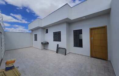 Imagem: A casa possui 3 Dormitórios, 2 Banheiros, 2 Vagas na garagem