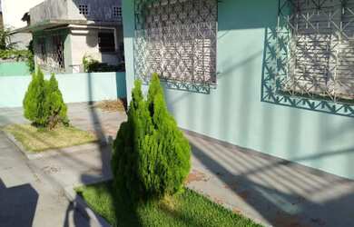 Imagem: A casa possui 2 Dormitórios, 2 Banheiros, 2 Vagas na garagem