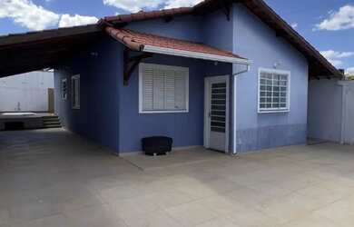 Imagem: A casa possui 3 Dormitórios, 3 Banheiros, 4 Vagas na garagem