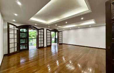 Imagem: A casa possui 5 Dormitórios, 5 Banheiros, 5 Vagas na garagem